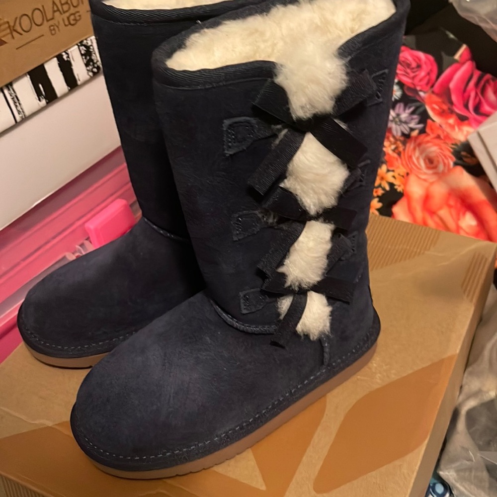 Kookaburra by Ugg Girls size 13 Kinslei Tall 
Navy
With bows down side